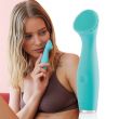 ISSAGE - BROSING-L - Brosse nettoyante pour le visage<h2>Nettoyage en profondeur et moins de fatigue faciale</h2>
<div style=margin-left:30px;>
<ul>
<li type=disc>9 000 battements par minute.
</li>
<li type=disc>Système ultra-vibrant.
</li>
<li type=disc>Résistant aux éclaboussures (indice de résistance à l'eau IPX5)</li>
<li type=disc>Fait de silicone de haute qualité, antibactérien et ultra hygiénique.
</li>
<li type=disc>Recommandé pour l'ensemble du visage.
</li>
<li type=disc>Batterie 250 mAh intégrée.
 Jusqu'à 60 minutes d'utilisation.
</li>
<li type=disc>Convient à tous les types de peau.
</li>
<li type=disc>3 vitesses et 2 zones de nettoyage pour un traitement personnalisé.
</li>
<li type=disc>Design élégant, ergonomique et portable idéal pour les voyages.
</li>
<li type=disc>Chargement avec câble USB.
</li>
</ul>
</div>

Poils en silicone de haute qualité qui durent dans le temps pour en faire votre brosse de nettoyage du visage ultime.
 Le silicone n'a pas de pore donc son nettoyage est très simple, en plus il n'y a pas de traces de saleté et il est également résistant et très sûr pour l'hygiène du visage.