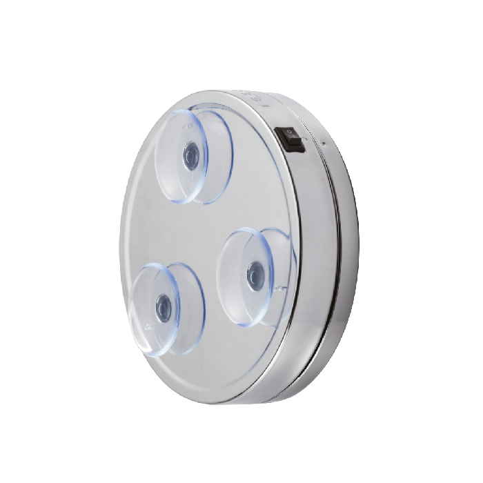 ISSAGE - MIR.LED.SUN.3 - Espejo magnificador x3 con luz LED de día y ventosas<h2>Luz suave y blanca que resalta cada detalle del rostro para aplicar el maquillaje</h2>

<div style=margin-left:30px;>
<ul>
<li type=disc>Magnificador de 3 aumentos</li>
<li type=disc>Sistema de succión con ventosa integrada extremadamente fuerte</li>
<li type=disc>Diseño simple y elegante</li>
<li type=disc>Dimensiones: 18 centímetros de diámetro</li>
<li type=disc>Funciona con 4 pilas AA no incluidas</li>
<li type=disc><a href=/es/catalogsearch/result/?q=MIR.
 LED.
 SUN.
 target=_self>Disponible con otros aumentos</a></li>
</ul>
</div>


Gracias a su forma plana y circular, la luz LED blanca y natural se distribuye uniformemente imitando la luz natural, ayudando a conseguir un maquillaje de alta definición y profesional.