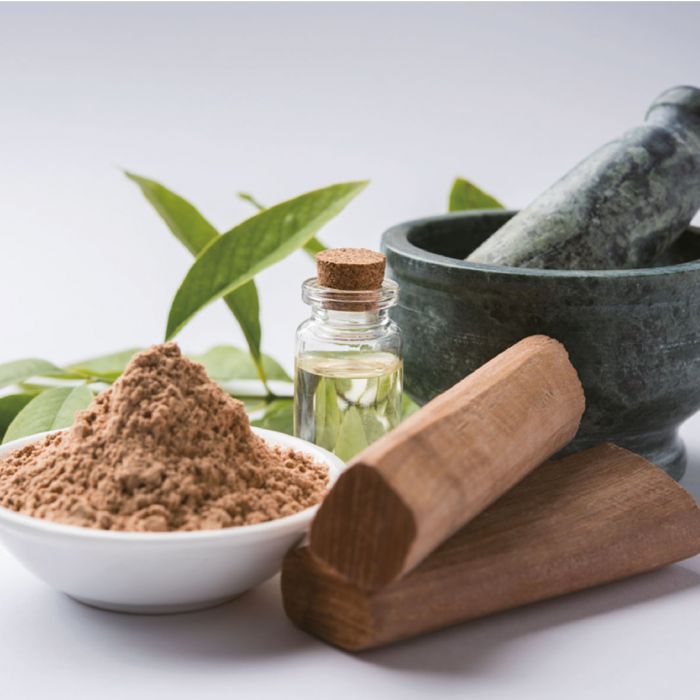 ISSAGE - SANDALWOOD - Essence de désodorisant bois de santal<h2>Contrôle efficacement les odeurs et améliore la qualité de l'air de votre maison</h2>
<div style=margin-left:30px;>
<ul>
<li type=disc>Fabriqué avec des extraits et des parfums naturels</li>
<li type=disc>Avec effet sédatif et calmant</li>
<li type=disc>30 millilitres</li>
<li type=disc><a href=/fr/catalogsearch/result/?q=essence+huile target=_self>D'autres arômes, huiles et essences sont disponibles</a></li>
</ul>
</div>
Essence au parfum de bois de santal à utiliser dans les diffuseurs d'arômes, les humidificateurs, les brûleurs d'encens et autres lampes aromatiques.