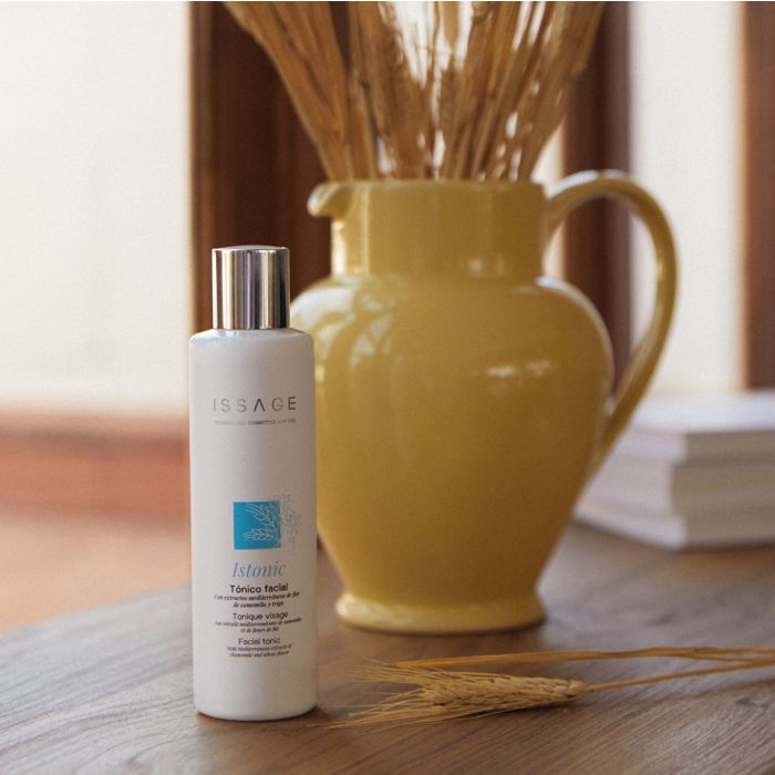 ISSAGE - ISTONIC - Tonifiant visage<h2>Rééquilibre la peau, la laissant hydratée, lumineuse, lisse avec une sensation de fraîcheur et de confort</h2>
 
<div style=margin-left:30px;>
<ul>
<li type=disc>200 millilitres</li>
<li type=disc>Aide à rétablir l'équilibre de la peau</li>
<li type=disc>Prépare la peau en la rendant réceptive aux traitements</li>
</ul>
</div>


ISTONIC est une solution tonifiante délicatement parfumée qui procure une sensation de fraîcheur, complète le nettoyage en éliminant les traces de démaquillant et de tensioactifs, laissant la peau hydratée en douceur et prête pour un traitement ultérieur (crème hydratante ou produit cosmétique spécifique).


<h2>Cosmétiques aux extraits de plantes méditerranéennes</h2>

Extrait de camomille Extrait d'hamamélis.
 Pectine.
 Acides aminés.
 Extrait d'algue rouge.
 Hydrolysat de protéines de blé.



En combinaison avec les appareils Issage, des résultats optimaux sont obtenus, hydratant en profondeur et aidant à protéger la peau.

<h2>APPAREILS RECOMMANDÉS</h2>
<a href=/fr/catalogsearch/result/?q=CLEANLIGHT target=_self>CLEANLIGHT - Nettoyant visage électrique</a>

<a href=/fr/catalogsearch/result/?q=DUAL+PURE target=_self>DUAL PURE - Brosse nettoyante pour le visage</a>

<a href=/fr/catalogsearch/result/?q=SCLEAN target=_self>SCLEAN - Nettoyant facial sonique rechargeable avec accessoires</a>

<a href=/fr/catalogsearch/result/?q=GIROCLEAN target=_self>GIROCLEAN - Brosse nettoyante visage 4 en 1</a>