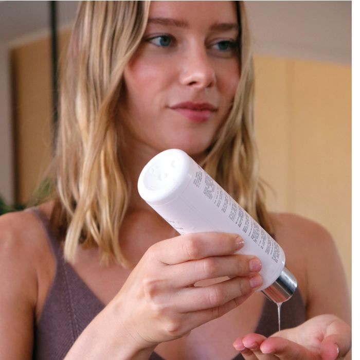 ISSAGE - ISTONIC - Tonifiant visage<h2>Rééquilibre la peau, la laissant hydratée, lumineuse, lisse avec une sensation de fraîcheur et de confort</h2>
 
<div style=margin-left:30px;>
<ul>
<li type=disc>200 millilitres</li>
<li type=disc>Aide à rétablir l'équilibre de la peau</li>
<li type=disc>Prépare la peau en la rendant réceptive aux traitements</li>
</ul>
</div>


ISTONIC est une solution tonifiante délicatement parfumée qui procure une sensation de fraîcheur, complète le nettoyage en éliminant les traces de démaquillant et de tensioactifs, laissant la peau hydratée en douceur et prête pour un traitement ultérieur (crème hydratante ou produit cosmétique spécifique).


<h2>Cosmétiques aux extraits de plantes méditerranéennes</h2>

Extrait de camomille Extrait d'hamamélis.
 Pectine.
 Acides aminés.
 Extrait d'algue rouge.
 Hydrolysat de protéines de blé.



En combinaison avec les appareils Issage, des résultats optimaux sont obtenus, hydratant en profondeur et aidant à protéger la peau.

<h2>APPAREILS RECOMMANDÉS</h2>
<a href=/fr/catalogsearch/result/?q=CLEANLIGHT target=_self>CLEANLIGHT - Nettoyant visage électrique</a>

<a href=/fr/catalogsearch/result/?q=DUAL+PURE target=_self>DUAL PURE - Brosse nettoyante pour le visage</a>

<a href=/fr/catalogsearch/result/?q=SCLEAN target=_self>SCLEAN - Nettoyant facial sonique rechargeable avec accessoires</a>

<a href=/fr/catalogsearch/result/?q=GIROCLEAN target=_self>GIROCLEAN - Brosse nettoyante visage 4 en 1</a>
