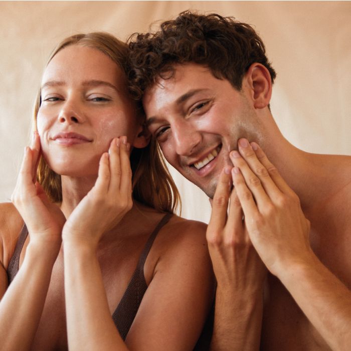 ISSAGE - ISTONIC - Tonifiant visage<h2>Rééquilibre la peau, la laissant hydratée, lumineuse, lisse avec une sensation de fraîcheur et de confort</h2>
 
<div style=margin-left:30px;>
<ul>
<li type=disc>200 millilitres</li>
<li type=disc>Aide à rétablir l'équilibre de la peau</li>
<li type=disc>Prépare la peau en la rendant réceptive aux traitements</li>
</ul>
</div>


ISTONIC est une solution tonifiante délicatement parfumée qui procure une sensation de fraîcheur, complète le nettoyage en éliminant les traces de démaquillant et de tensioactifs, laissant la peau hydratée en douceur et prête pour un traitement ultérieur (crème hydratante ou produit cosmétique spécifique).


<h2>Cosmétiques aux extraits de plantes méditerranéennes</h2>

Extrait de camomille Extrait d'hamamélis.
 Pectine.
 Acides aminés.
 Extrait d'algue rouge.
 Hydrolysat de protéines de blé.



En combinaison avec les appareils Issage, des résultats optimaux sont obtenus, hydratant en profondeur et aidant à protéger la peau.

<h2>APPAREILS RECOMMANDÉS</h2>
<a href=/fr/catalogsearch/result/?q=CLEANLIGHT target=_self>CLEANLIGHT - Nettoyant visage électrique</a>

<a href=/fr/catalogsearch/result/?q=DUAL+PURE target=_self>DUAL PURE - Brosse nettoyante pour le visage</a>

<a href=/fr/catalogsearch/result/?q=SCLEAN target=_self>SCLEAN - Nettoyant facial sonique rechargeable avec accessoires</a>

<a href=/fr/catalogsearch/result/?q=GIROCLEAN target=_self>GIROCLEAN - Brosse nettoyante visage 4 en 1</a>